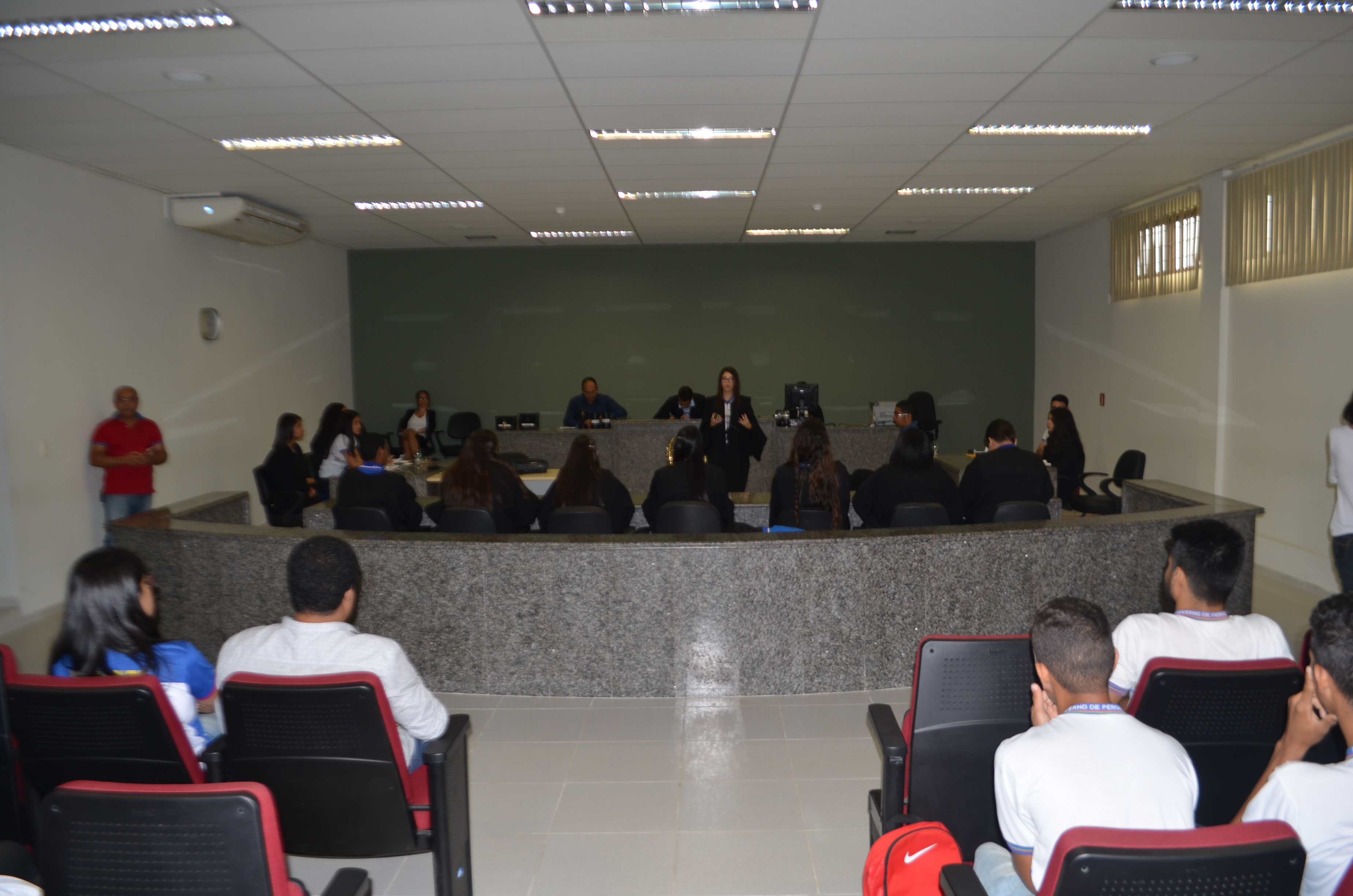 Escola realiza júri simulado no fórum de Palmares.