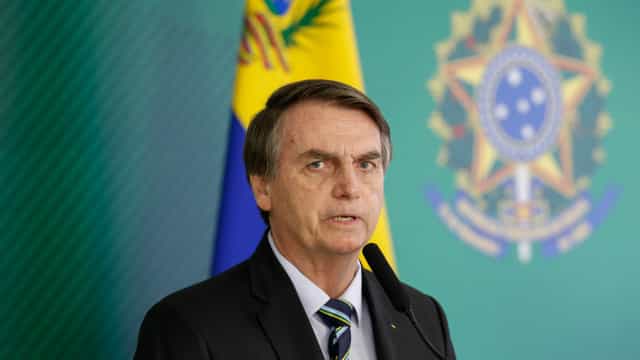 Bolsonaro manda retirar imagens de prevenção a DSTs de cadernetas