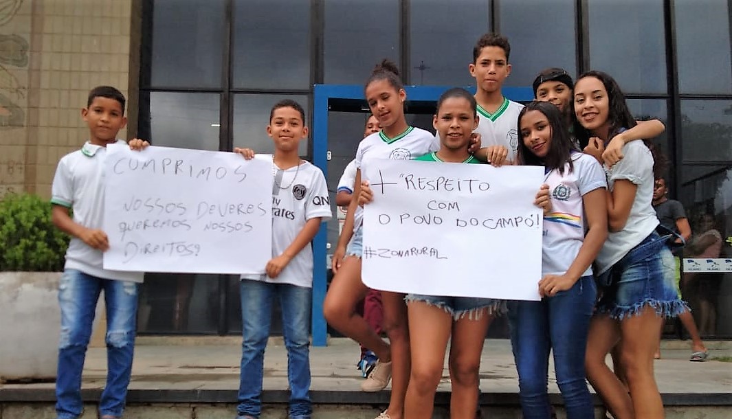 Estudantes e moradores do Engenho Barra do dia Protestam dentro da Prefeitura