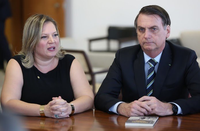 Joice Hasselmann diz que assessores de Bolsonaro e dos filhos atuam nas redes sociais com perfis falsos