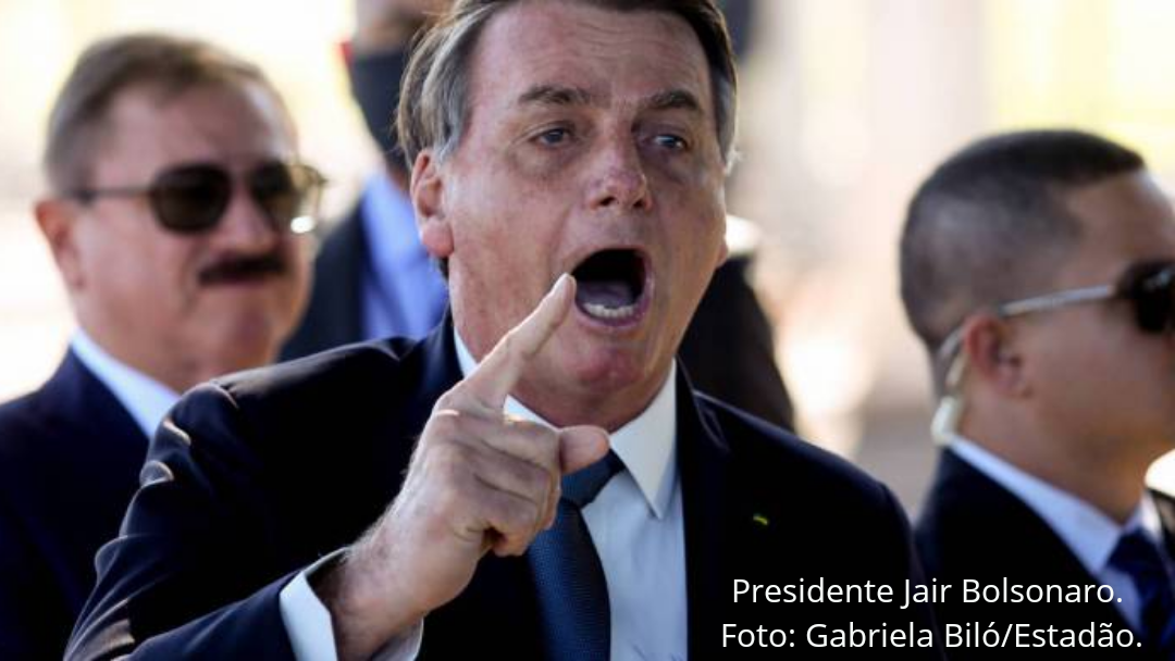 Bolsonaro minimiza mortes por covid e manda apoiadora que o questionou se retirar