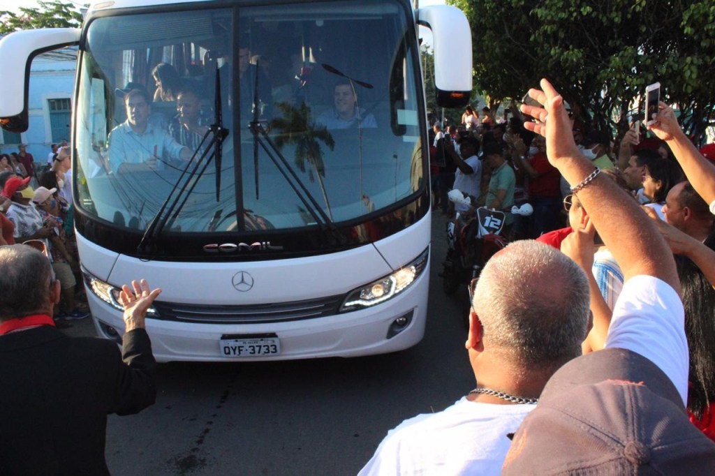 Água Preta: Noé Magalhães chega dirigindo ônibus em posse e começa a “Operação botando pra gerar”