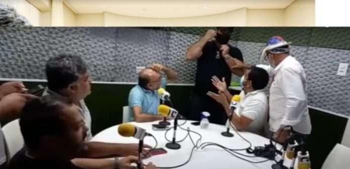 Homens invadem rádio após locutor criticar Bolsonaro; veja vídeo