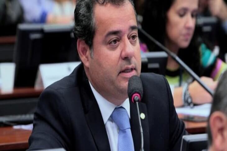 Danilo Cabral apresenta emenda para tornar professor carreira de Estado