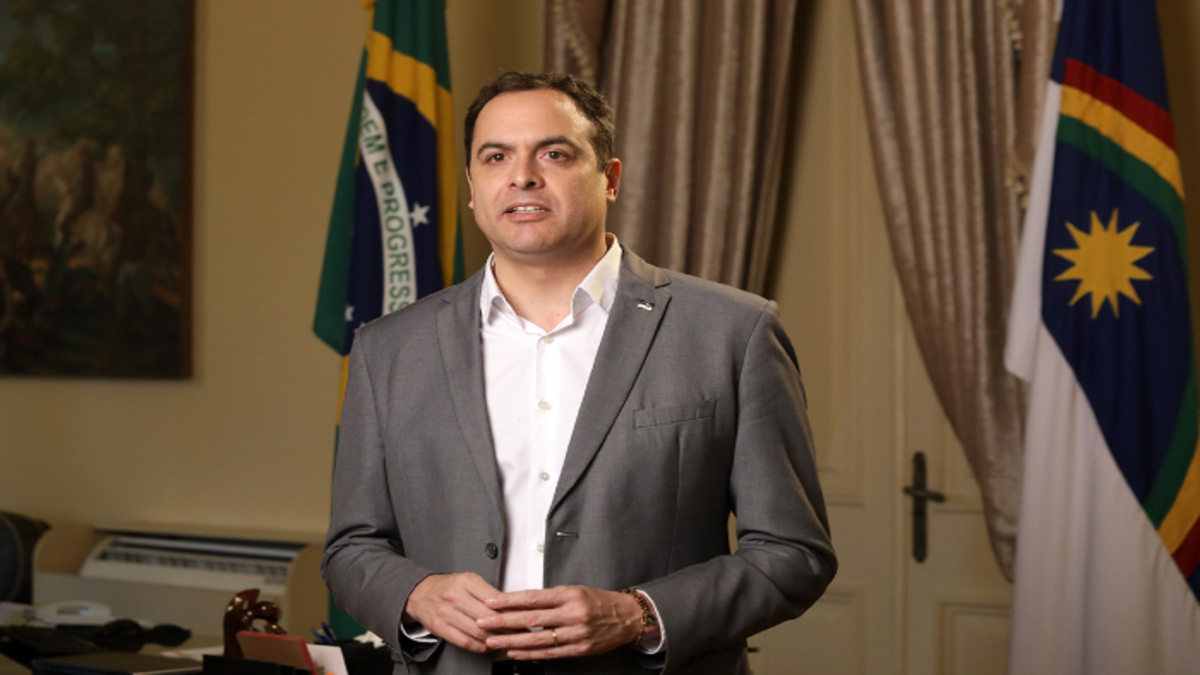 Paulo Câmara anuncia pacote de benefícios para a educação