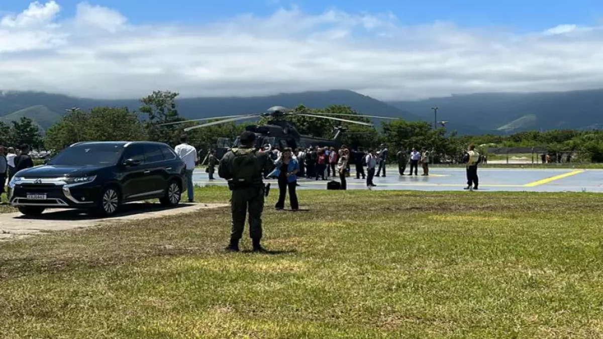 Lula chega a São Sebastião acompanhado por 12 ministros para acompanhar resgates