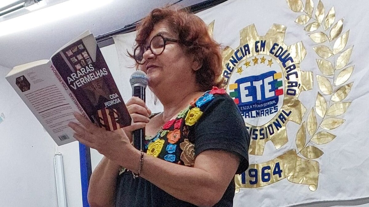 Poetisa Cida Pedrosa participa da I Roda de Conversa da ETE Palmares