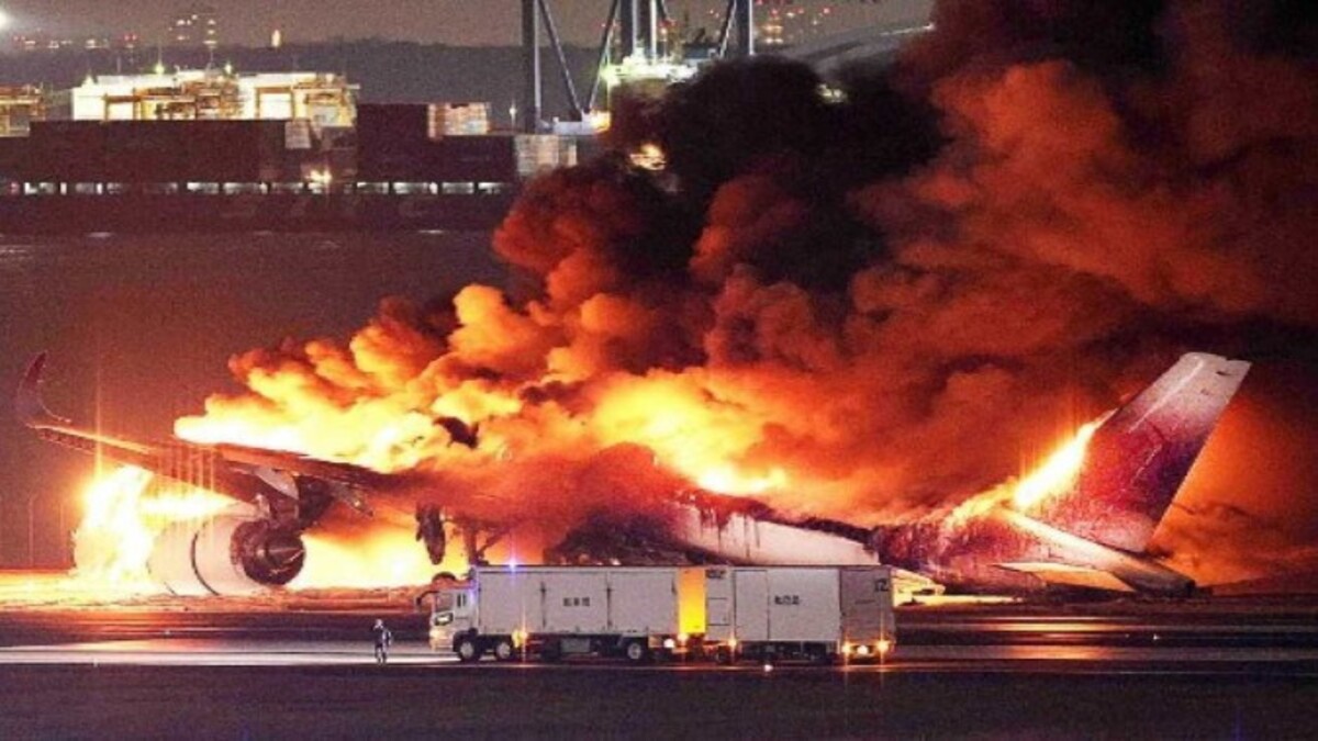 Avião pega fogo em aeroporto de Tóquio e 367 passageiros são evacuados