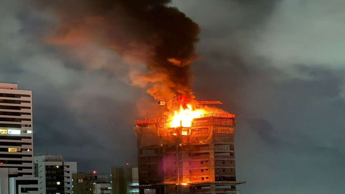 Incêndio atinge edifício em construção no bairro da Torre, na Zona Norte do Recife